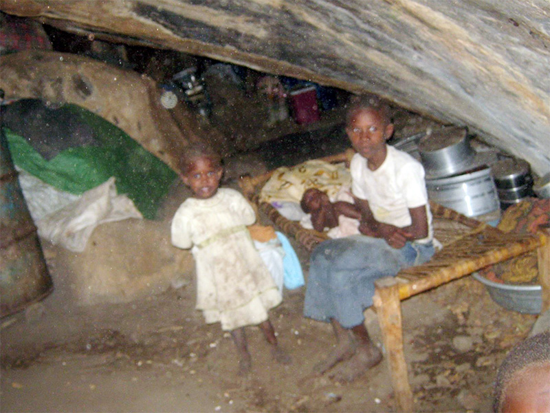 スーダン農村部で洞窟に避難している親子
